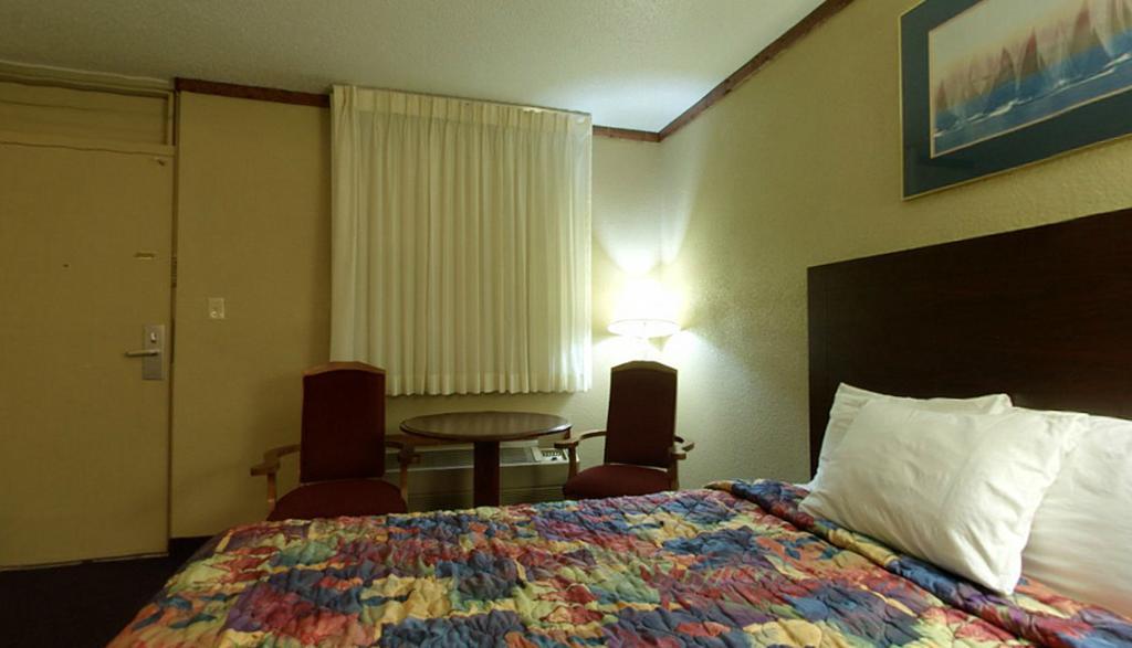 Americas Best Value Inn Newton Chambre photo