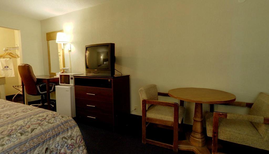 Americas Best Value Inn Newton Chambre photo